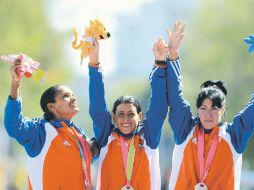 Las tres campeonas venidas de las Antillas celebran su triunfo a los pies de los Arcos de Vallarta. REUTERS  /