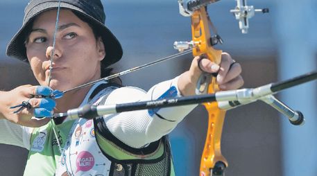 Alejandra Valencia se dispone a disparar una flecha en la final, la arquera mexicana se alzó con el oro. AFP  /