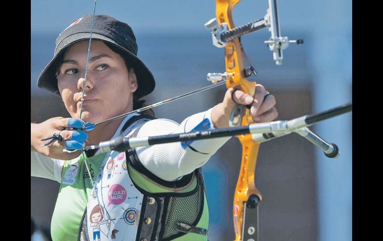 Alejandra Valencia se dispone a disparar una flecha en la final, la arquera mexicana se alzó con el oro. AFP  /