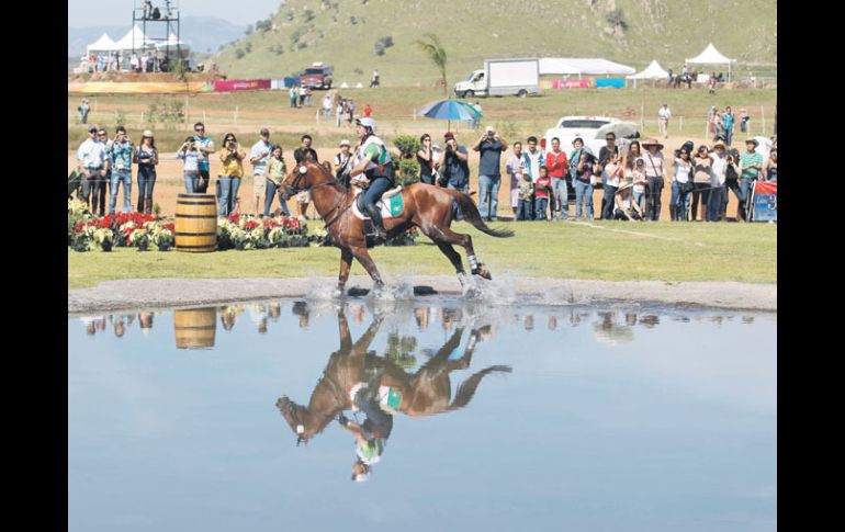 El mexicano Carlos Cornejo monta a ''Prometeo Equus'', durante el cross country de la llamada prueba de los tres días.  /