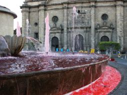 Esta mañana, la fuente sorprendió al estar pintada de rojo. ESPECIAL  /