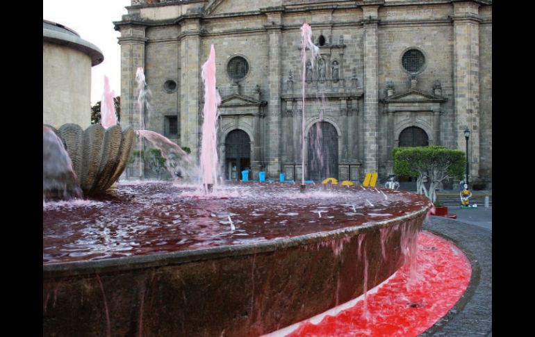 Esta mañana, la fuente sorprendió al estar pintada de rojo. ESPECIAL  /