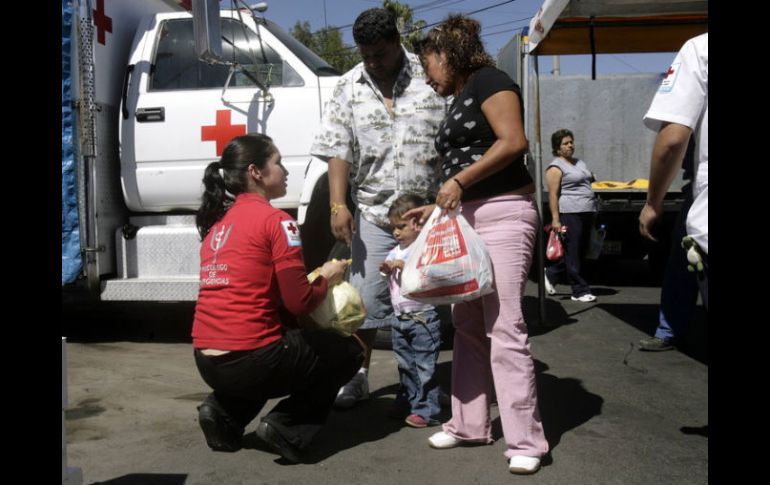 Personal de la Cruz Roja estará recibiendo los apoyos en dos centros de acopio.  /