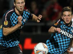 Tim Matavz (i) del PSV Eindhoven abrió el marcador a los 18 minutos. EFE  /