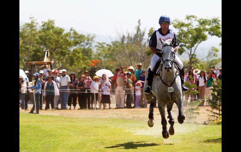 Jack Pollard, parte del equipo ganador, monta a 'Schoensgreen Hanni'.  /