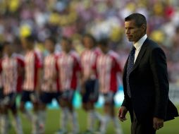 La cara del técnico Alfredo Tena es fiel reflejo de lo que sucedió en el Clásico. AFP  /