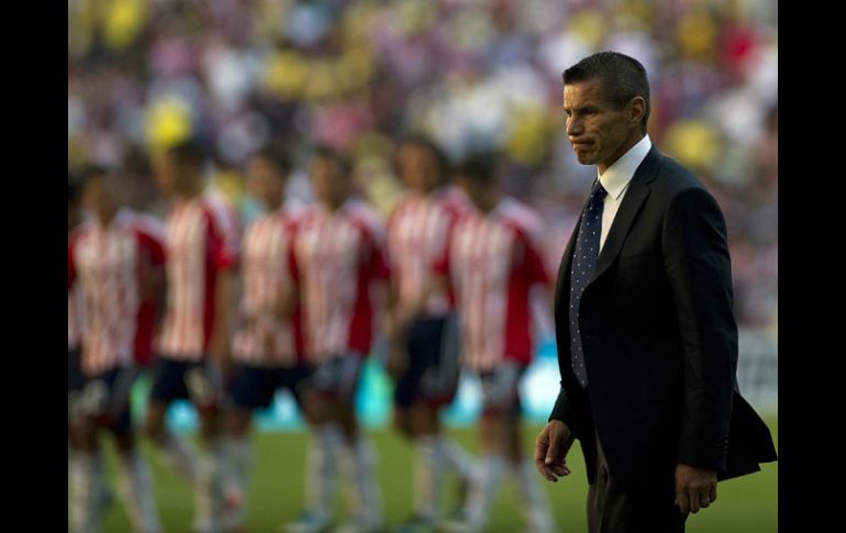 La cara del técnico Alfredo Tena es fiel reflejo de lo que sucedió en el Clásico. AFP  /