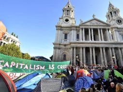 Desde hace ocho días, cientos de 'indignados' acampan a las puertas de la catedral que se encuentra en el corazón de la City. EFE  /