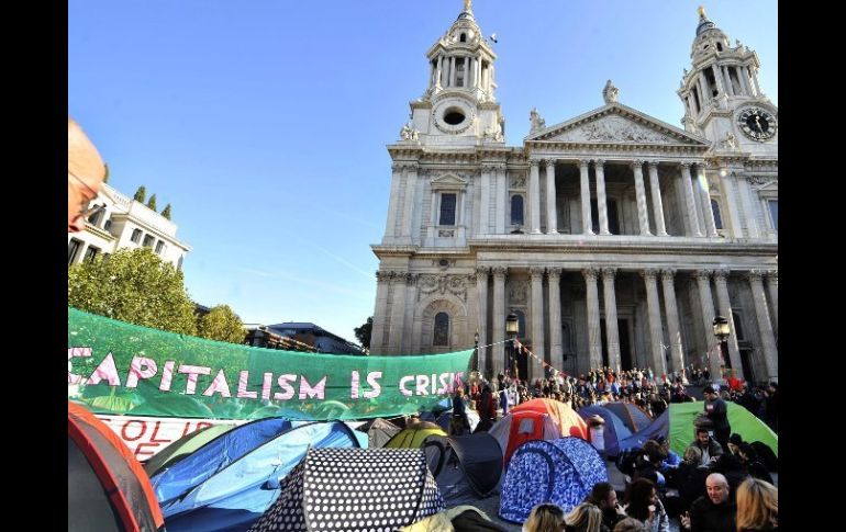 Desde hace ocho días, cientos de 'indignados' acampan a las puertas de la catedral que se encuentra en el corazón de la City. EFE  /