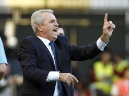 El entrenador del Real Zaragoza, Javier Aguirre, gesticula durante el partido frente al Osasuna. EFE  /