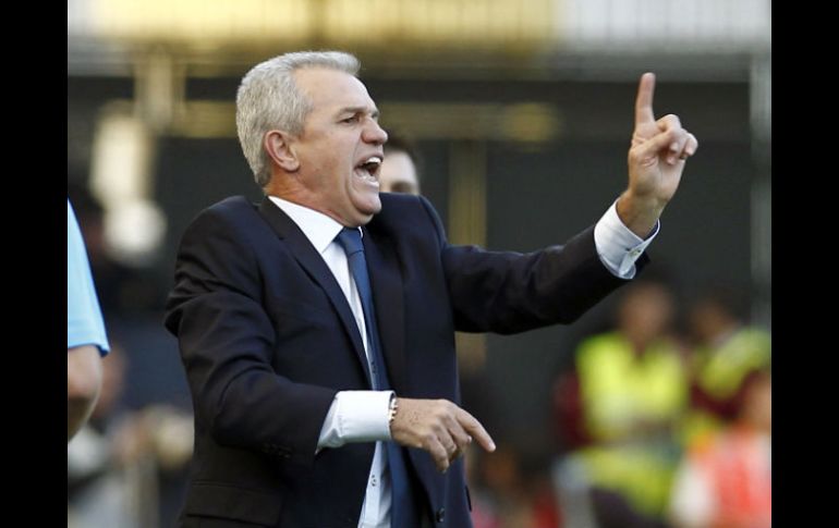 El entrenador del Real Zaragoza, Javier Aguirre, gesticula durante el partido frente al Osasuna. EFE  /