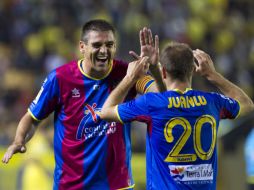 El defensa de Levante Sergio Martinez Ballesteros (I) celebra con su compañero Juan Luis Gomez López durante su encuentro. AFP  /