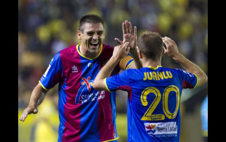 El defensa de Levante Sergio Martinez Ballesteros (I) celebra con su compañero Juan Luis Gomez López durante su encuentro. AFP  /