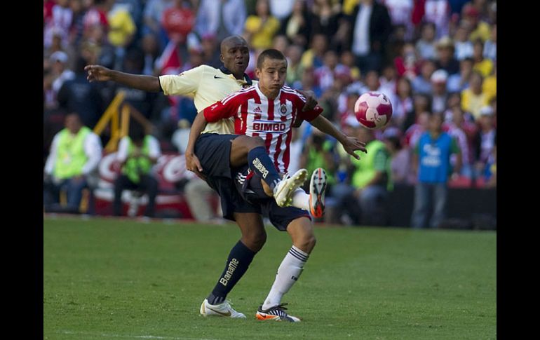 A pesar de la dura marca Erick Torres se hizo presente con un gol en el partido. AFP  /