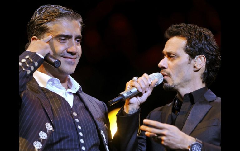 Alejandro Fernández y Marc Anthony encendieron los ánimos en el Foro Sol. EFE  /