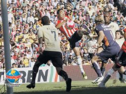 Marco Fabián aprovecha un error del arquero Armando Navarrete para anotar el segundo gol del Rebaño. EL UNIVERSAL  /