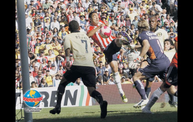 Marco Fabián aprovecha un error del arquero Armando Navarrete para anotar el segundo gol del Rebaño. EL UNIVERSAL  /