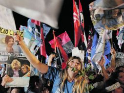 Miles de seguidores de la mandataria salieron a las calles a festejar el resultado de las elecciones generales, en Buenos Aires. AP  /