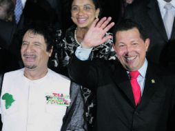 Hugo Chávez fue de los primeros mandatarios en condenar la muerte del ex líder libio, Muamar Gadhafi (izquierda). ESPECIAL  /