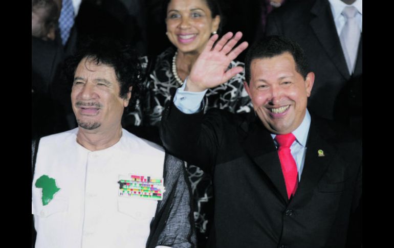 Hugo Chávez fue de los primeros mandatarios en condenar la muerte del ex líder libio, Muamar Gadhafi (izquierda). ESPECIAL  /