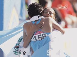 La campeona Jamy Franco (158) abraza a su compatriota y ganadora del segundo lugar Mirna Ortiz, tras cruzar la meta. REUTERS  /