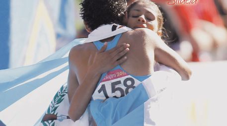 La campeona Jamy Franco (158) abraza a su compatriota y ganadora del segundo lugar Mirna Ortiz, tras cruzar la meta. REUTERS  /