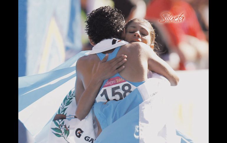 La campeona Jamy Franco (158) abraza a su compatriota y ganadora del segundo lugar Mirna Ortiz, tras cruzar la meta. REUTERS  /