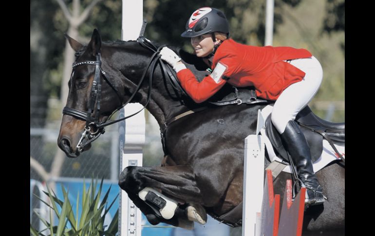 La canadiense Jessica Phoenix, a lomos de ''Pavarotti'', obtuvo en individual la presea dorada. REUTERS  /