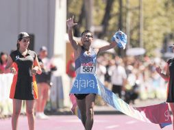 Erick Barrondo, exultante tras cruzar la meta y ganar el oro en marcha. EFE  /