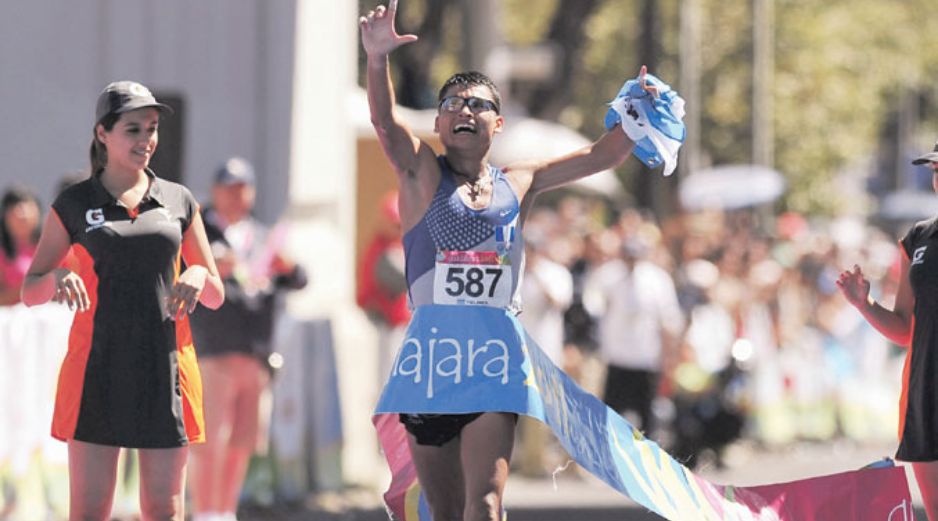 Erick Barrondo, exultante tras cruzar la meta y ganar el oro en marcha. EFE  /