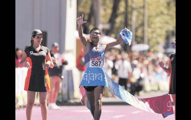 Erick Barrondo, exultante tras cruzar la meta y ganar el oro en marcha. EFE  /