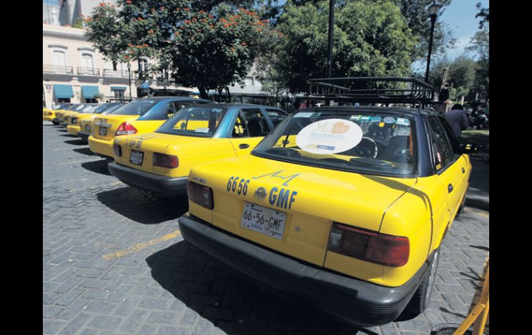 Día tras día, los taxistas esperan a que la ''Fiesta de América'' les reporte beneficios económicos.  /