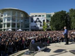 En la imagen Cook inicia el homenaje, y entre la concurrencia se ve a la viuda de Jobs, Laurene Powell Jobs. AP  /