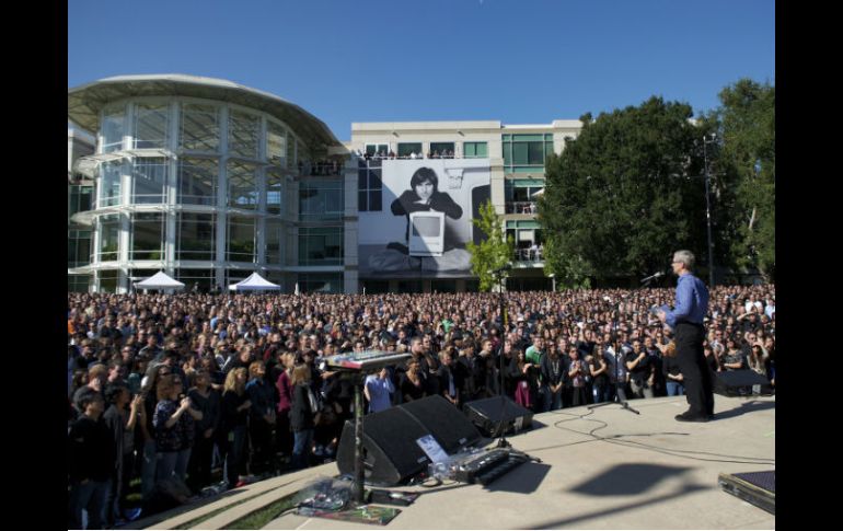 En la imagen Cook inicia el homenaje, y entre la concurrencia se ve a la viuda de Jobs, Laurene Powell Jobs. AP  /