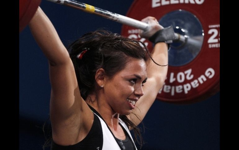 La sonorense se subió al podio en la competencia de levantamiento de pesas, categoría 53 kilos. REUTERS  /