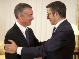 El lehendakari, Patxi López, saluda al presidente del PNV, Iñigo Urkullu, al inicio de la primera reunión de la ronda. EFE  /