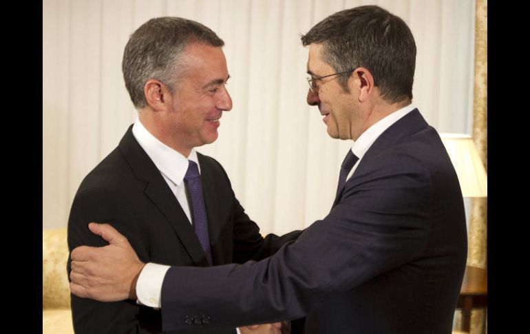 El lehendakari, Patxi López, saluda al presidente del PNV, Iñigo Urkullu, al inicio de la primera reunión de la ronda. EFE  /