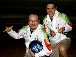 Ernesto Franco y Alejandro Cruz participan en el boliche por parejas. MEXSPORT  /