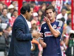 Fernando Quirarte destaca en lo que va como técnico de Chivaspor su buena labor con los jugadores, aquí con Carlos Fierro (D). MEXSPORT  /