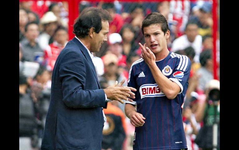 Fernando Quirarte destaca en lo que va como técnico de Chivaspor su buena labor con los jugadores, aquí con Carlos Fierro (D). MEXSPORT  /