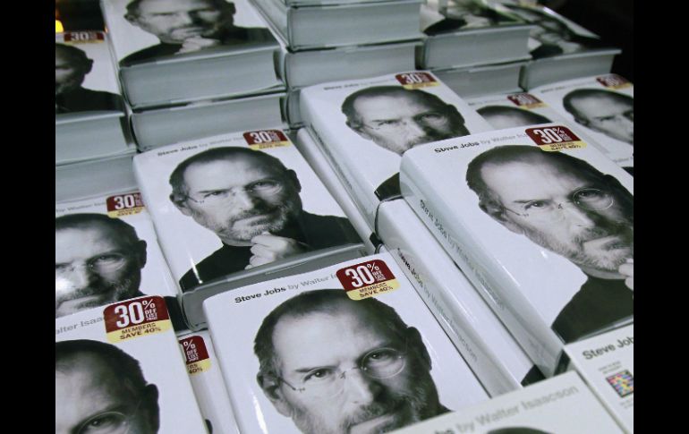 Steve Jobs y Mark no eran amigos pero mantenían una relación cercana. Hoy su biografía salió a la venta. REUTERS  /