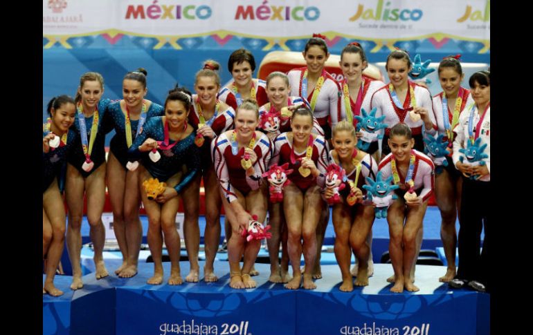 Los equipos ganadores posan después de la premiación. AFP  /