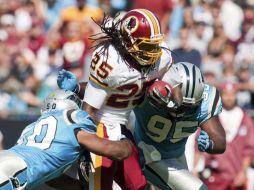 Tim Hightower (25) intenta huír de las 'garras' de las Panteras de Carolina durante su encuentro anterior. REUTERS  /