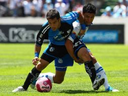 Gonzalo Pineda (D) de Puebla y un jugador de Querétaro durante la jornada pasada del Apertura. MEXSPORT  /