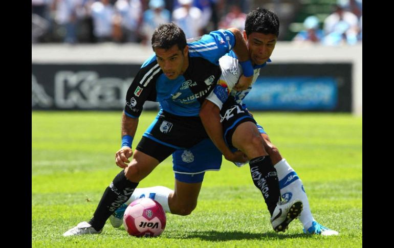 Gonzalo Pineda (D) de Puebla y un jugador de Querétaro durante la jornada pasada del Apertura. MEXSPORT  /