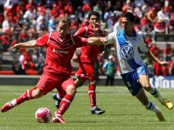 Martín Romagnoli de Toluca y Luis Garcia de Puebla durante el partido. MEXSPORT  /