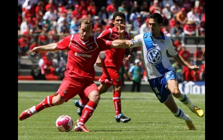 Martín Romagnoli de Toluca y Luis Garcia de Puebla durante el partido. MEXSPORT  /