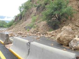 La carretera a Barra de Navidad fue una de  las vías afectadas por “Jova”. EL UNIVERSAL  /