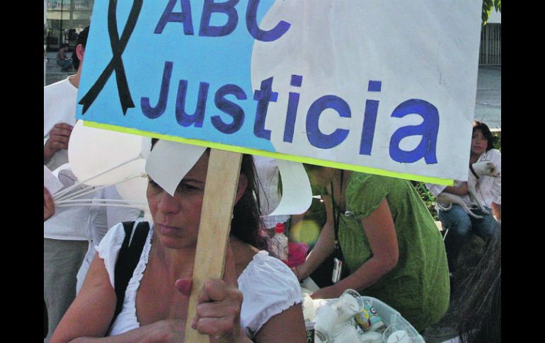 Una madre de los menores fallecidos en la tragedia de la guardería ABC, se manifiesta a un año del trágico suceso.  /