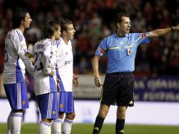 Los centrocampistas Pablo Barrera(i), Leonardo Ponzio (2i) y Luis García (2d) reclaman una falta durante el partido contra Osasuna. EFE  /